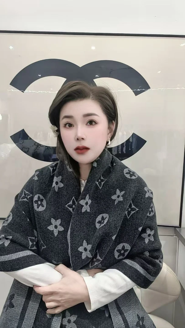 纯色女围巾复古港风加厚冬季舒适时尚OL保暖连帽