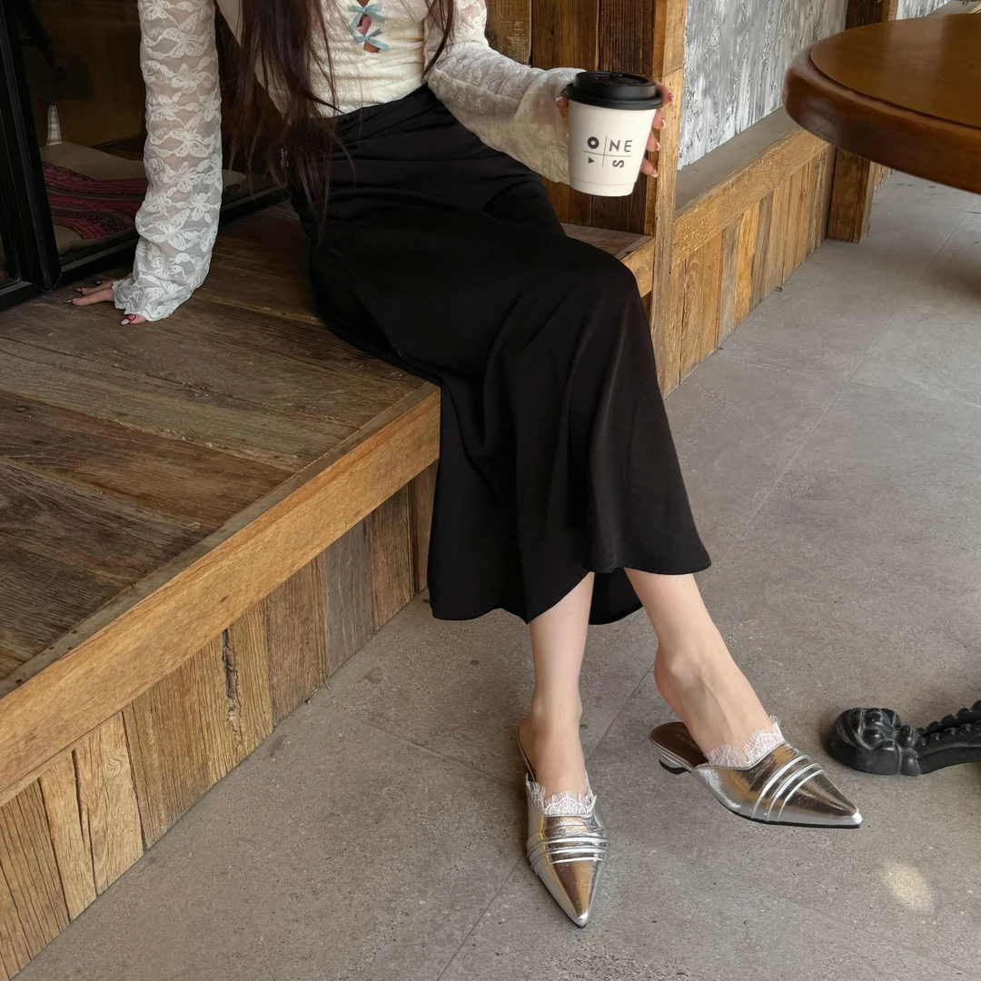 小发喵「素白尖口蕾丝半拖｜法式缕空浅唇设计 轻奢优雅步履」