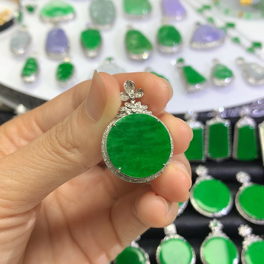 颈饰18K金镶嵌翡翠吊坠