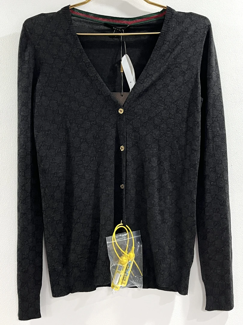 99新 GUCCI/古驰 Gucci古驰V领单排扣长袖针织衫炭灰色M码/E50709