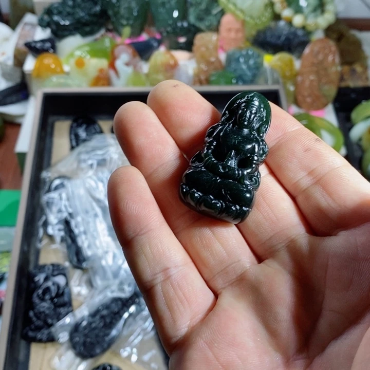 蛇纹石玉未镶嵌颈饰