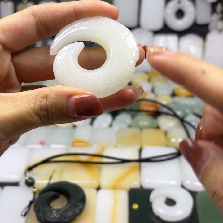 @***雨石英质玉（金丝玉）未镶嵌颈饰