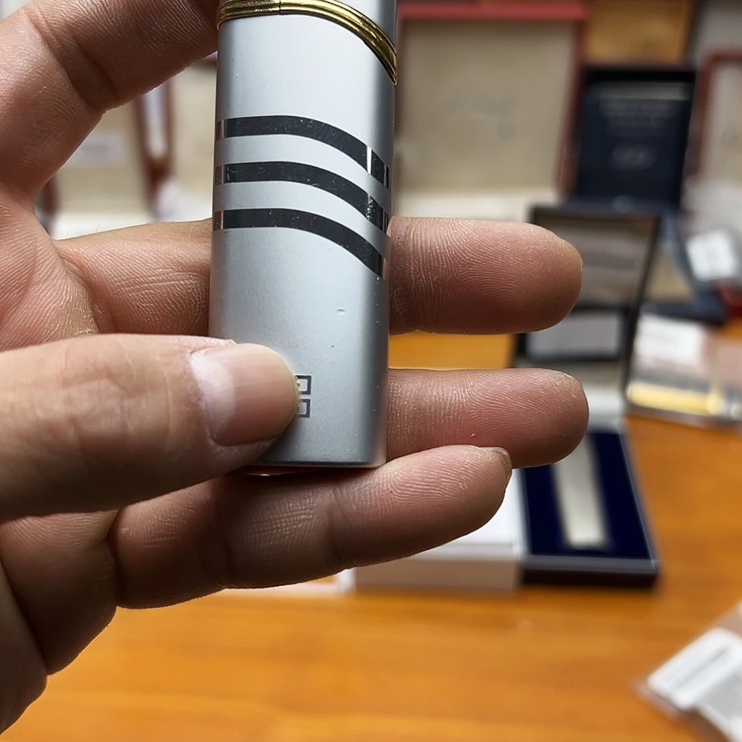 纪家银色防风机。