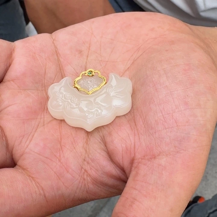 大***米和田玉18K金镶嵌颈饰