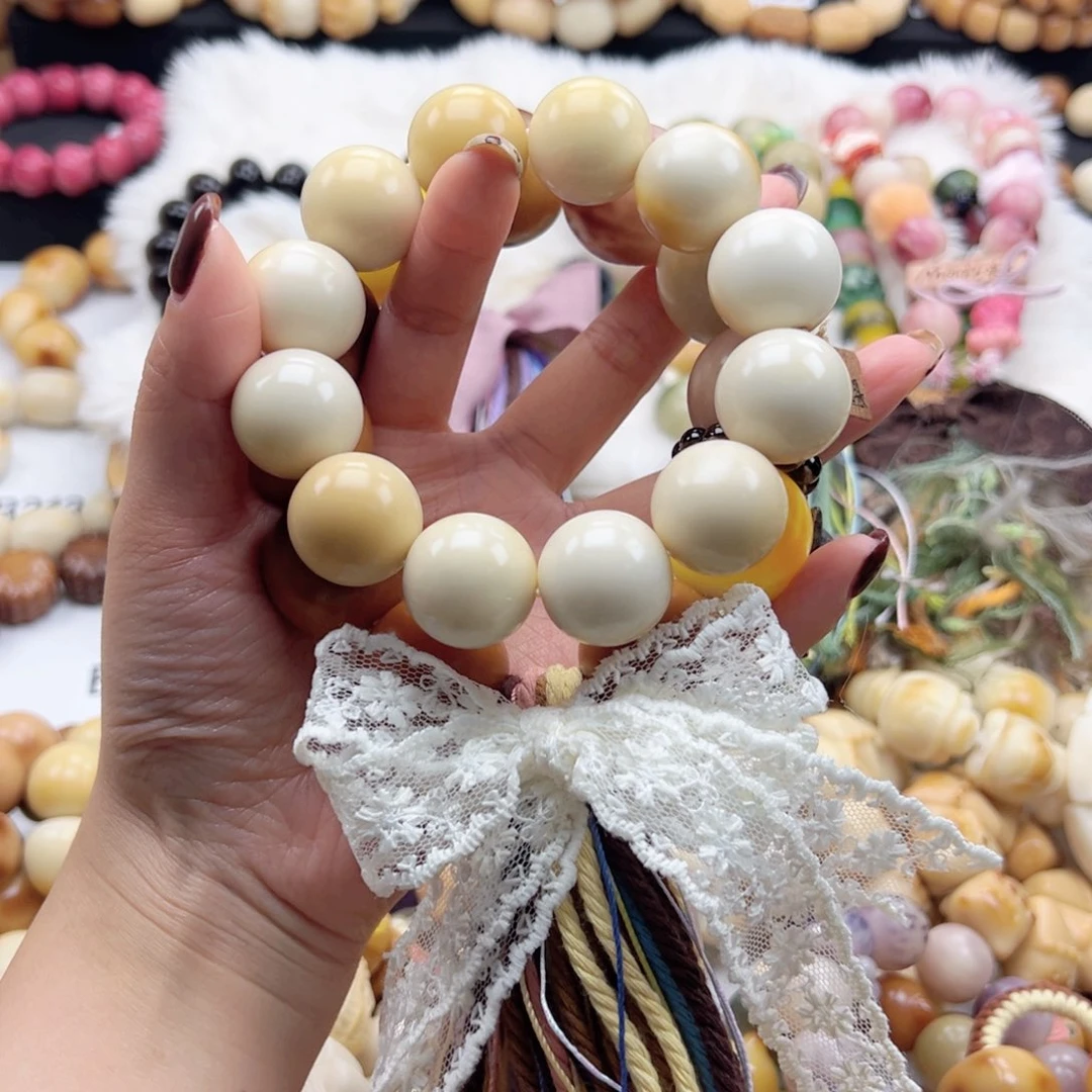 吊坠白玉菩提甜**、21-22卡白色圆珠➕红色流苏红色蝴蝶结