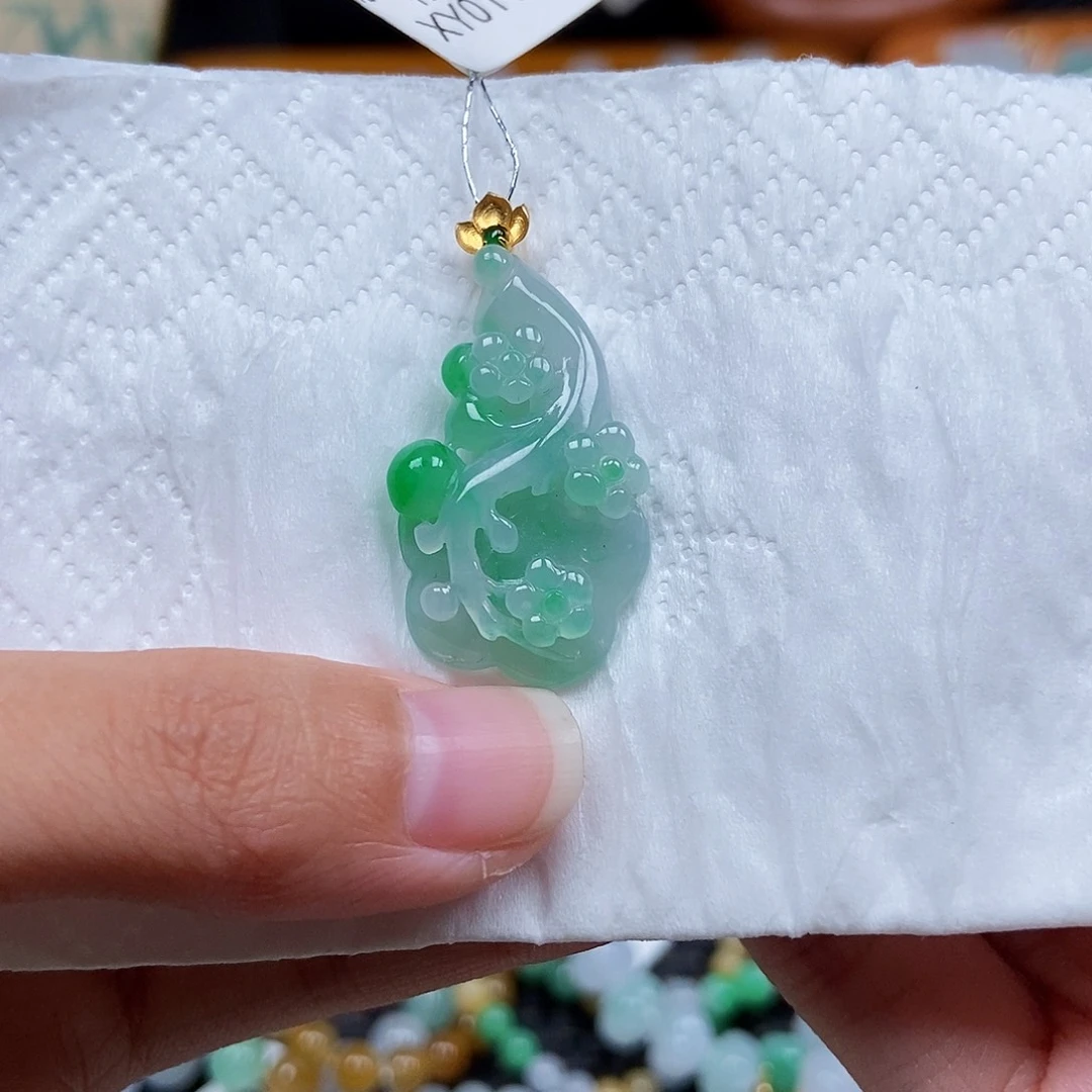 18K金镶嵌挂件翡翠闪