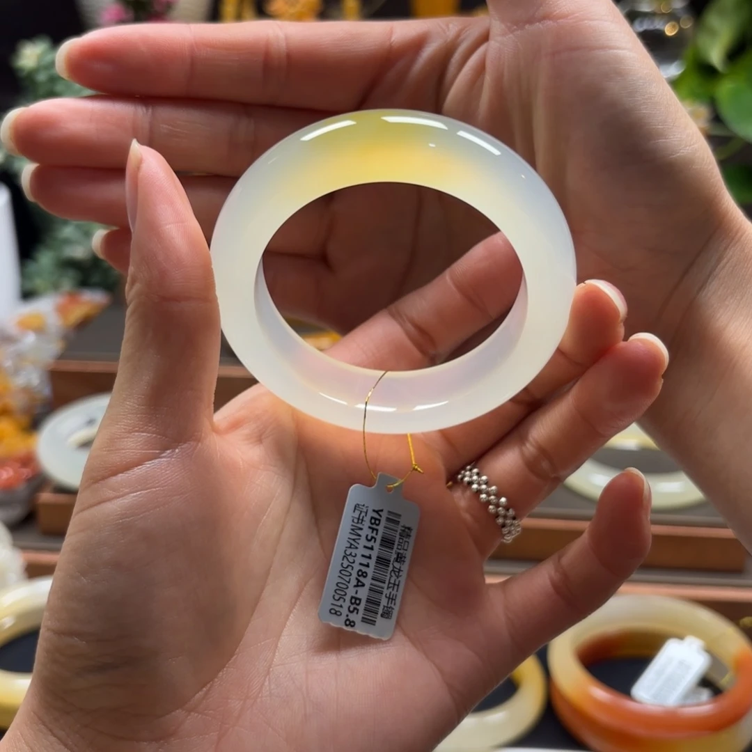 浓***新石英质玉（黄龙玉）未镶嵌手镯