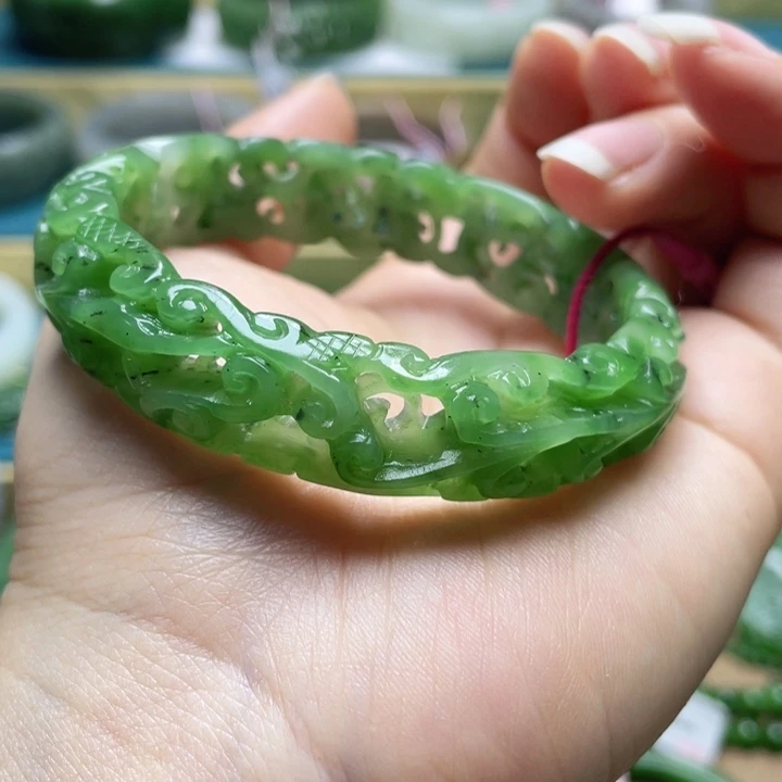 和田玉手镯57+圈口。编号18未镶嵌