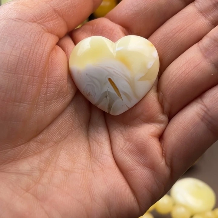 琥珀未镶嵌颈饰蜜蜡