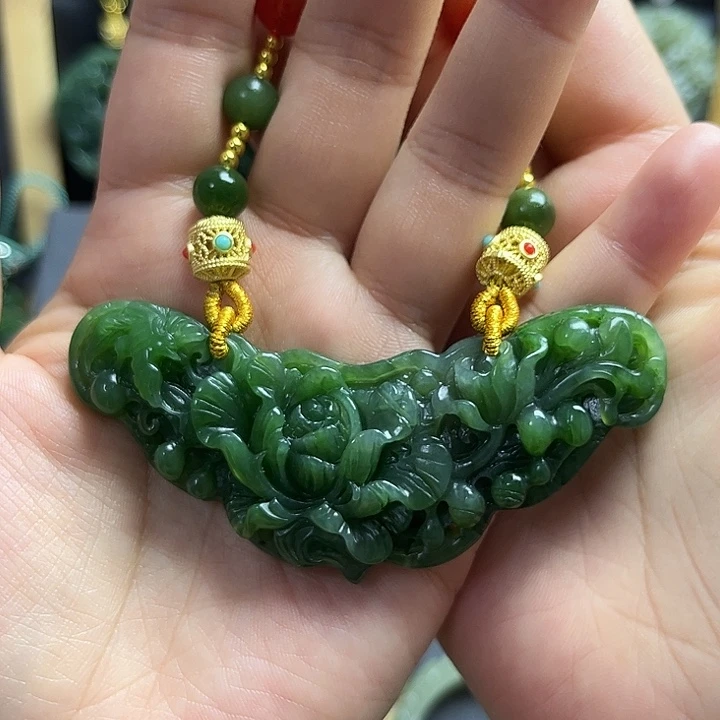 庄****和田玉未镶嵌颈饰
