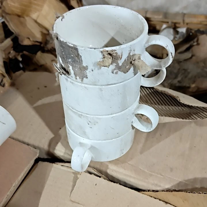 瓷片盘子碗茶壶啥都有