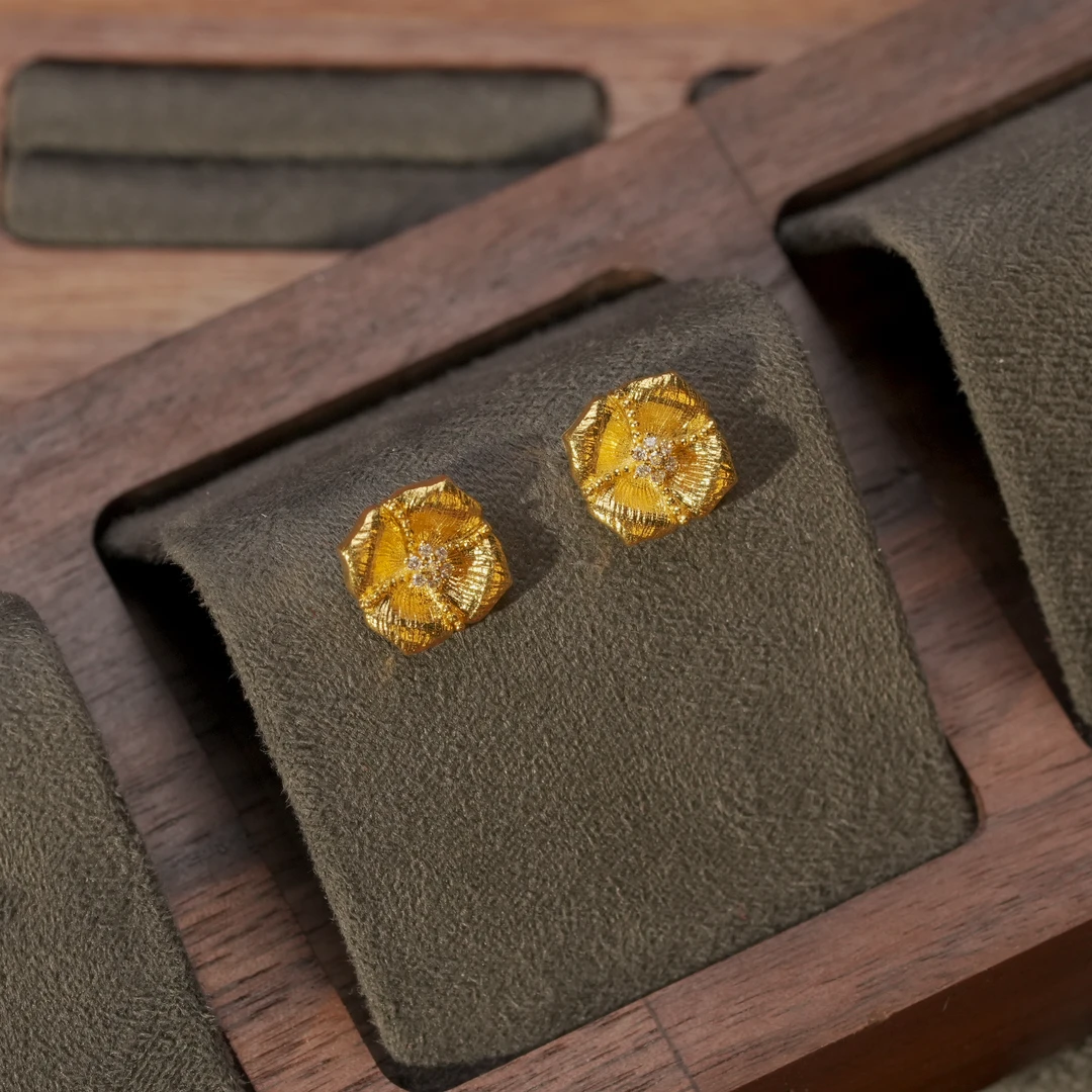 汕溏珠宝【绽放之花】足金点钻耳钉F黄金