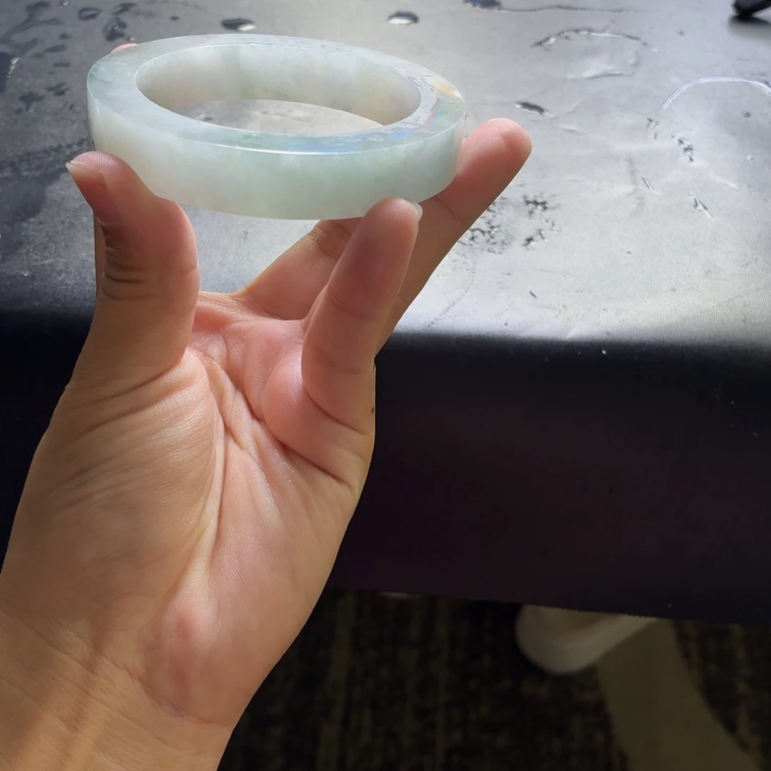 看***些定制翡翠未镶嵌手镯