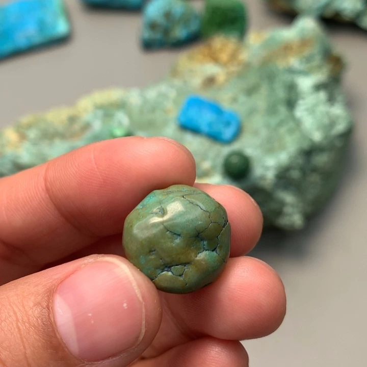 绿松石未镶嵌颈饰