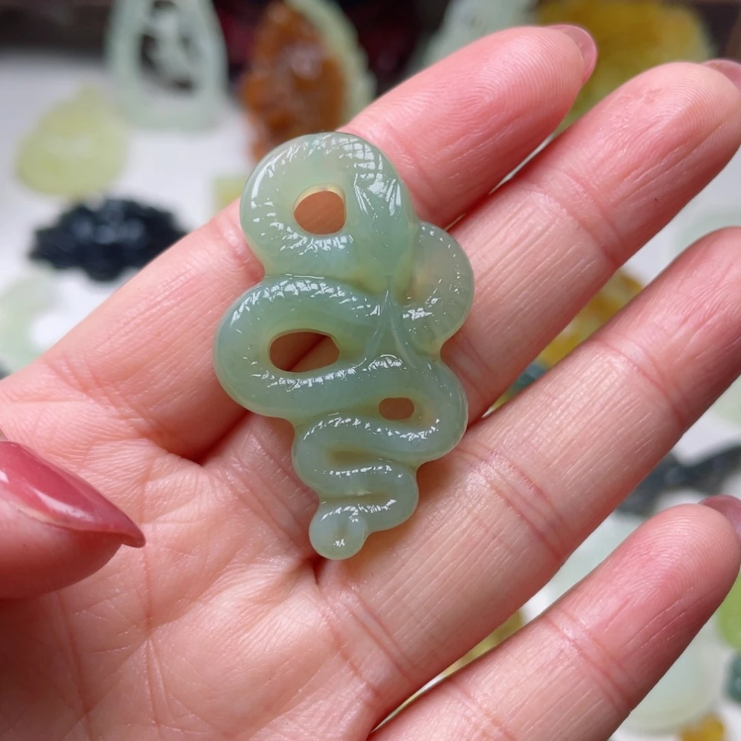 蛇纹石玉颈饰未镶嵌