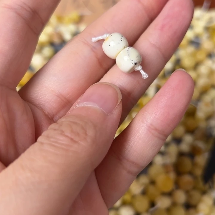 蜜蜡未镶嵌裸石8.4mm一对