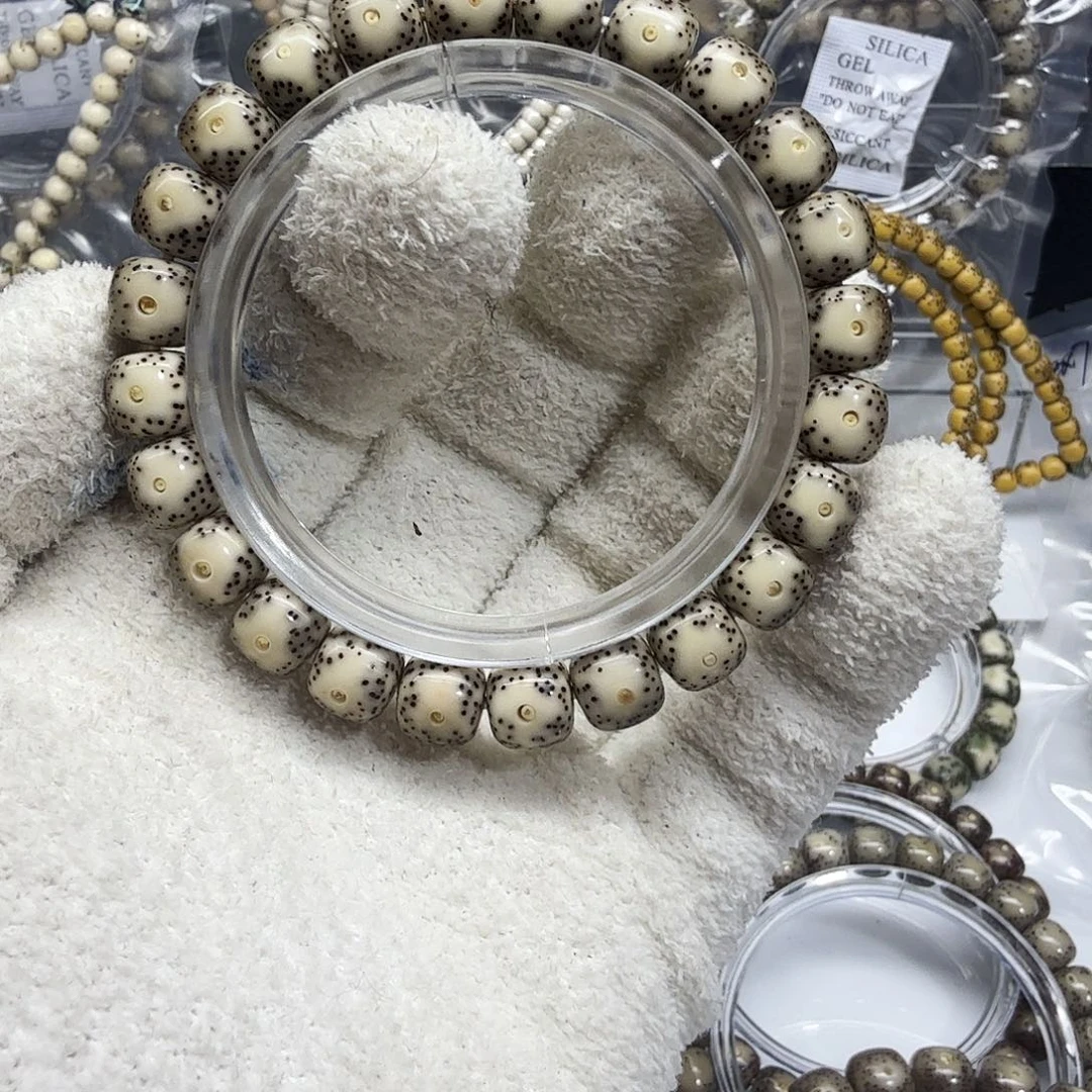 秋***意吊坠星月菩提9.5黄金瞳