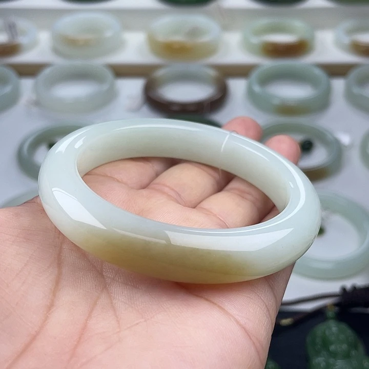 和田玉（糖玉）未镶嵌手镯