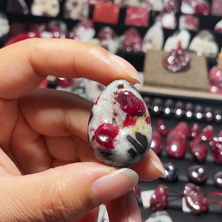 天然辰砂原石晶体吊坠