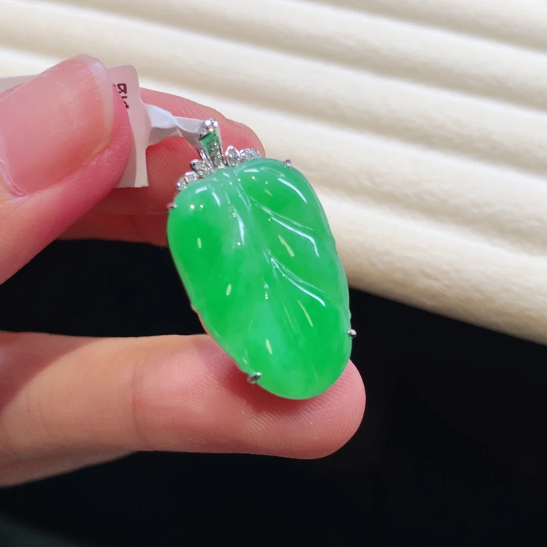 翡翠18K金镶嵌颈饰绿叶子