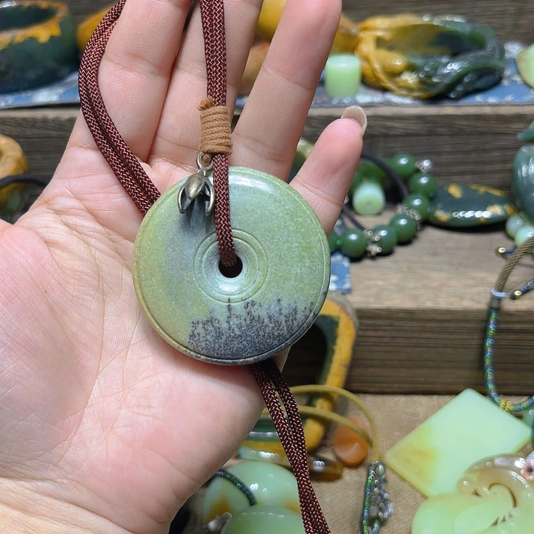 轻***月岫岩河磨玉（透闪石质玉）手镯未镶嵌