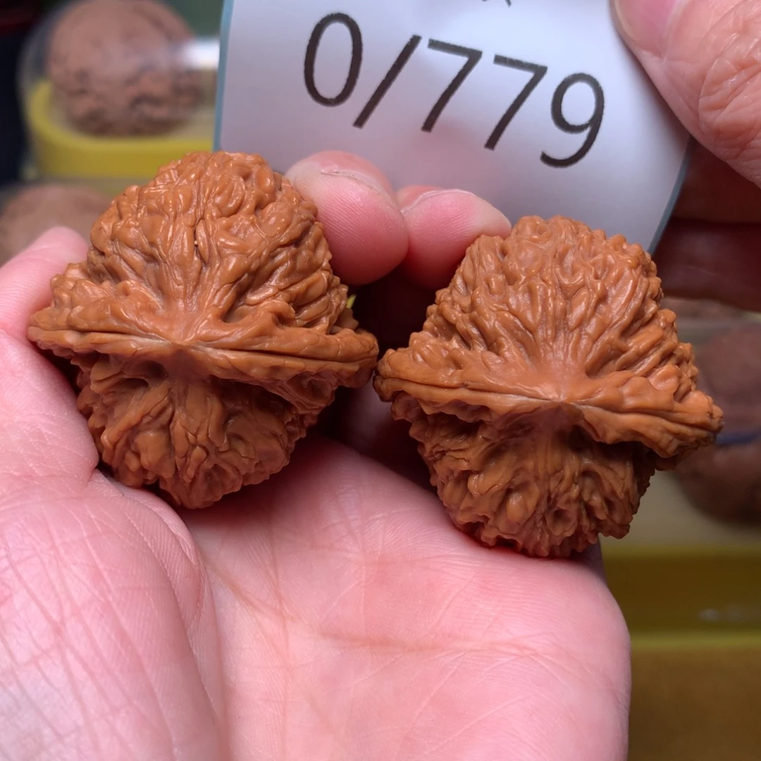 文玩核桃把件红皮南疆石40