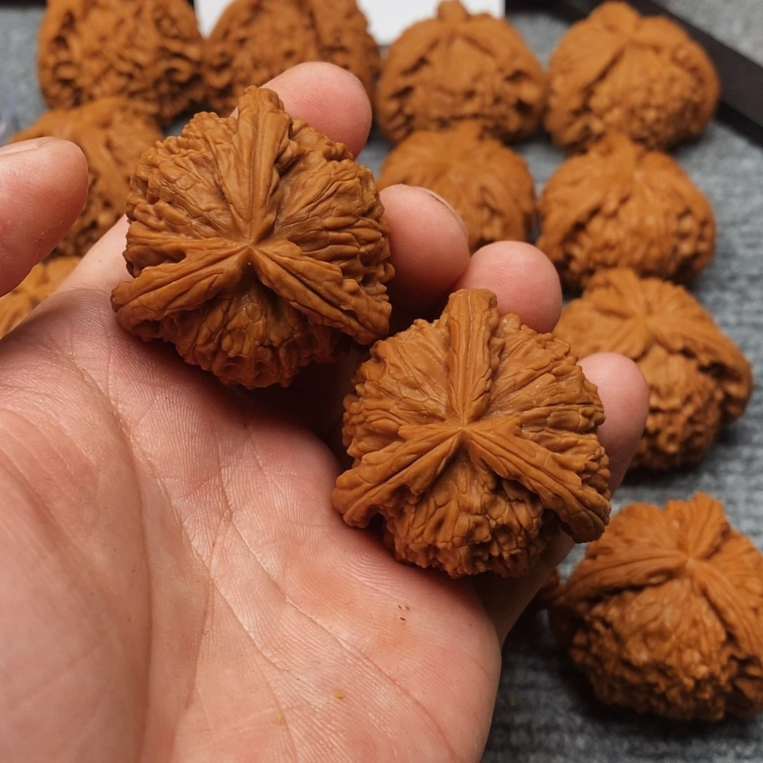 文玩核桃吊坠呈****1精工修复三棱39白奔