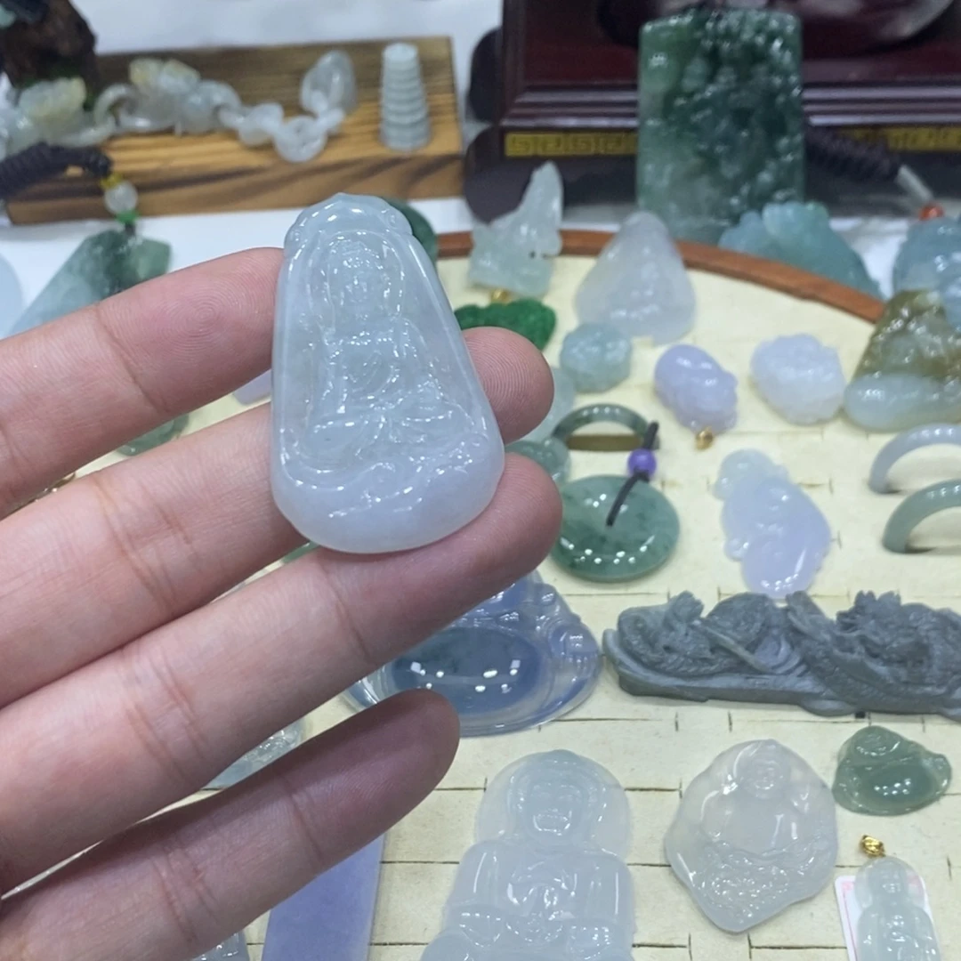 翡翠未镶嵌颈饰大日如来