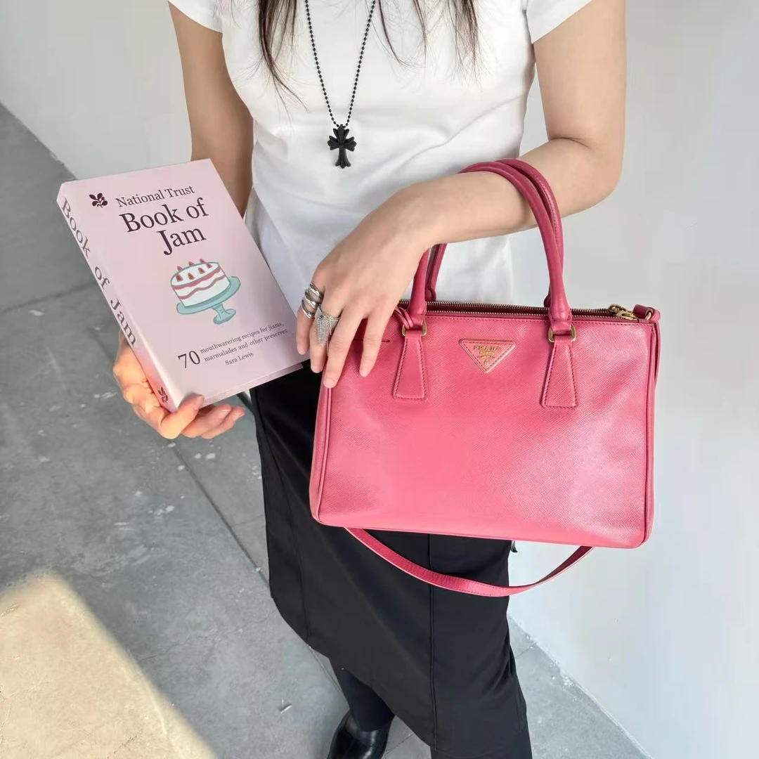 95新 Prada/普拉达 【小考拉】PRADA粉色小号杀手斜挎包