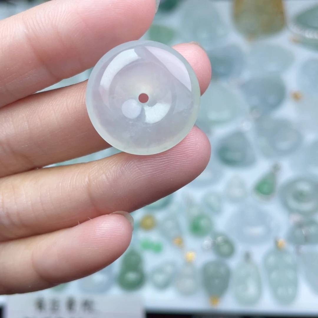 翡翠未镶嵌颈饰平安扣