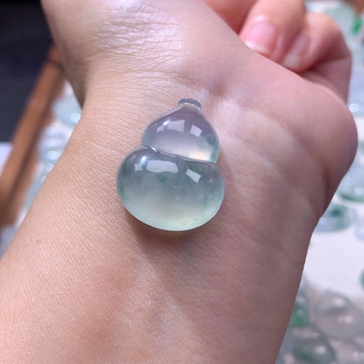 颈饰未镶嵌翡翠冰种飘花大葫芦