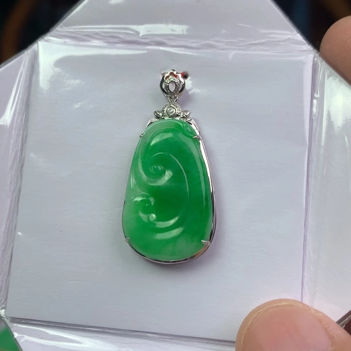 翡翠18K金镶嵌颈饰翡翠