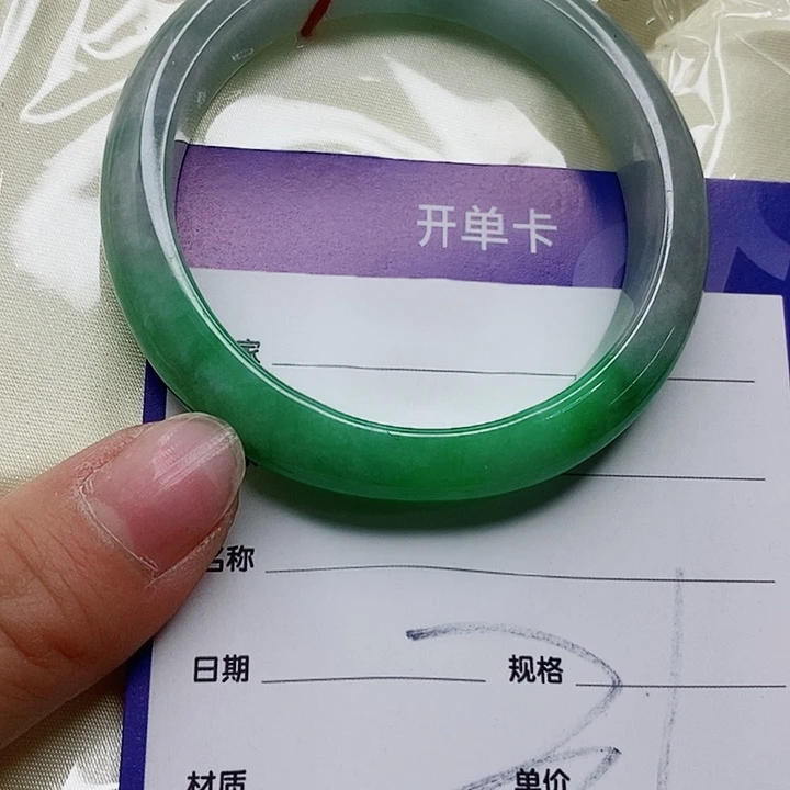 翡翠手镯未镶嵌翡翠