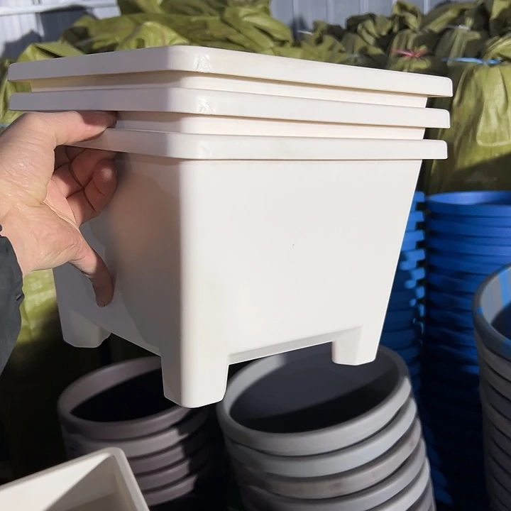 微瑕米白方球根盆26外径19高3个盆