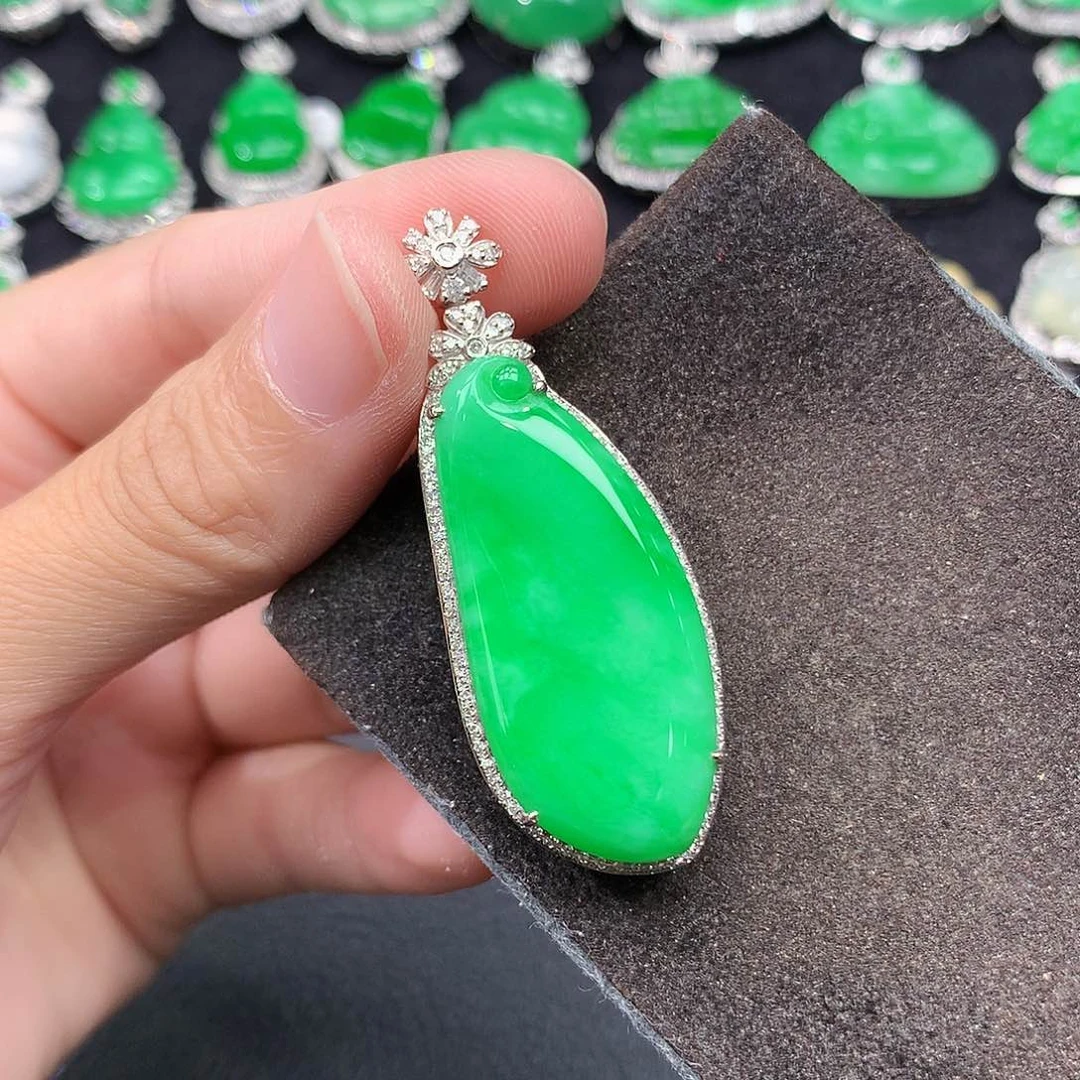 翡翠18K金镶嵌吊坠(赠链)