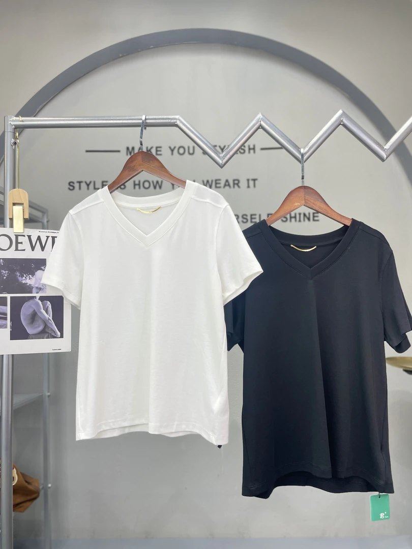 君家双色V领金链设计短袖