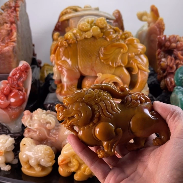 玉***踪田黄石貔貅手把件