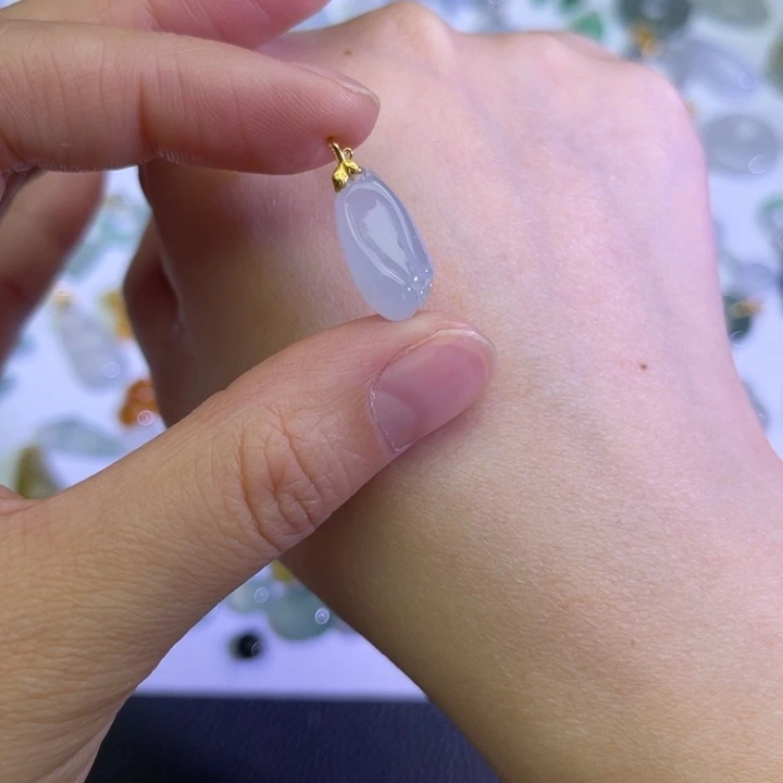 翡翠18K金镶嵌颈饰玉兰花