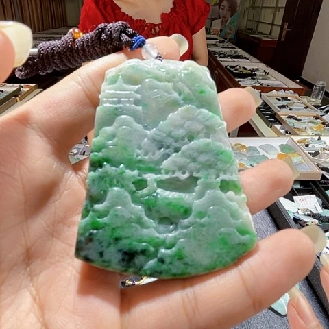 翡翠未镶嵌项圈一个