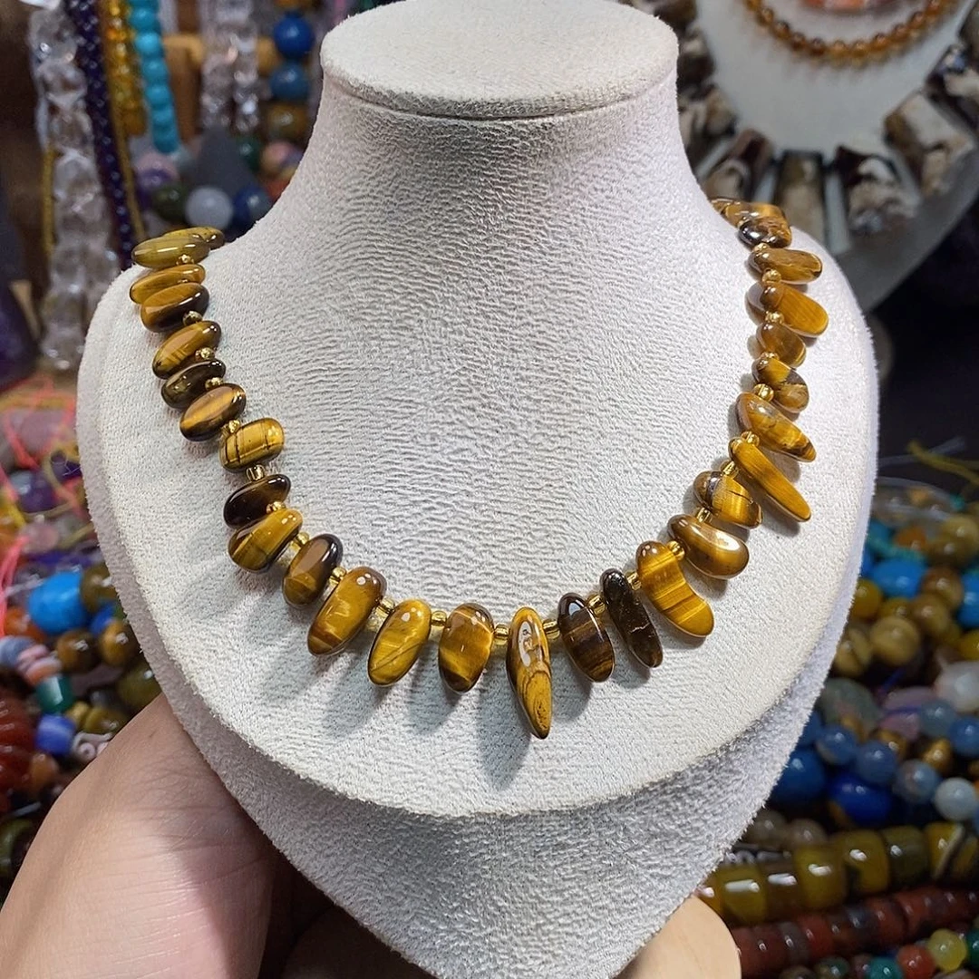 石英质玉未镶嵌，A品虎眼长牙一条，