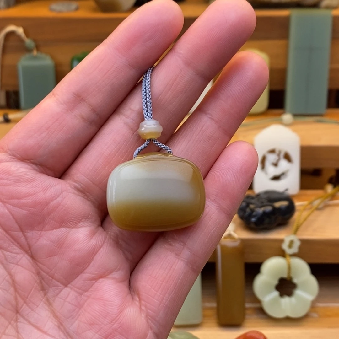 佛***生和田玉未镶嵌颈饰