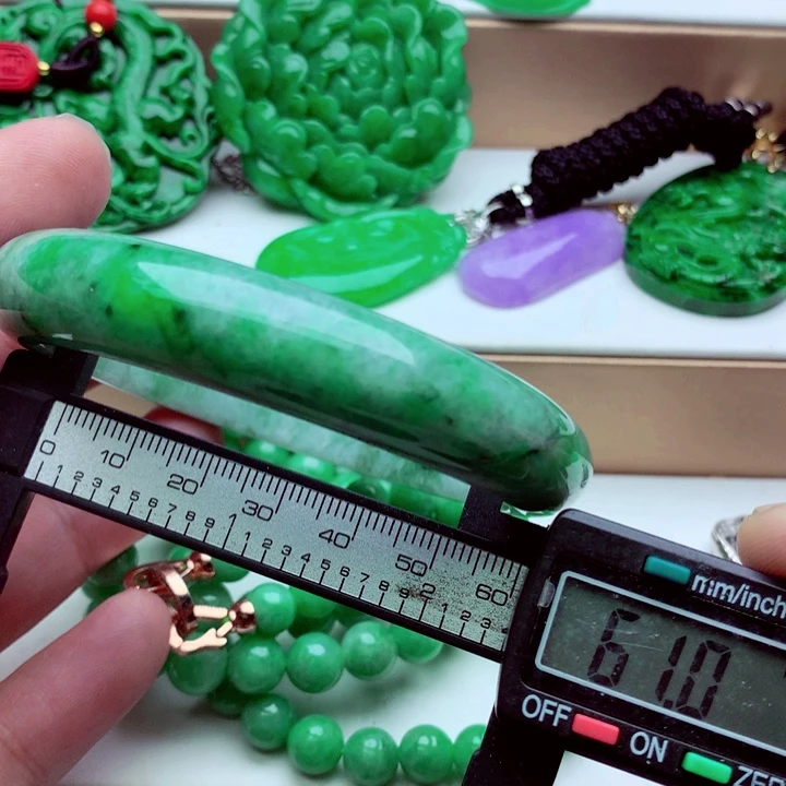 翡翠未镶嵌手镯…．．