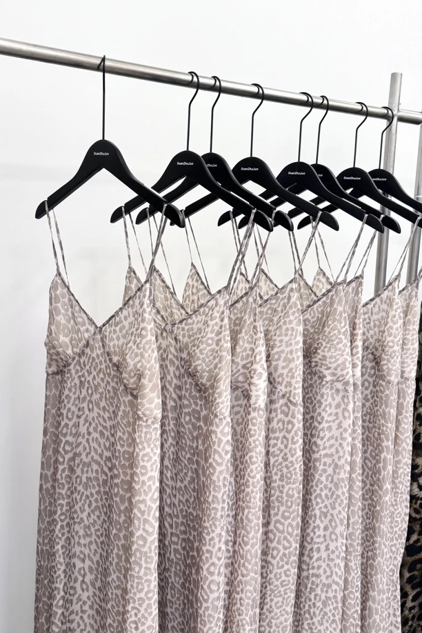 段竺君·定制奶豹纹胸婉吊带连衣裙