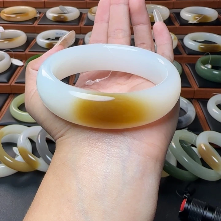 和田玉未镶嵌手镯一口红糖60.6