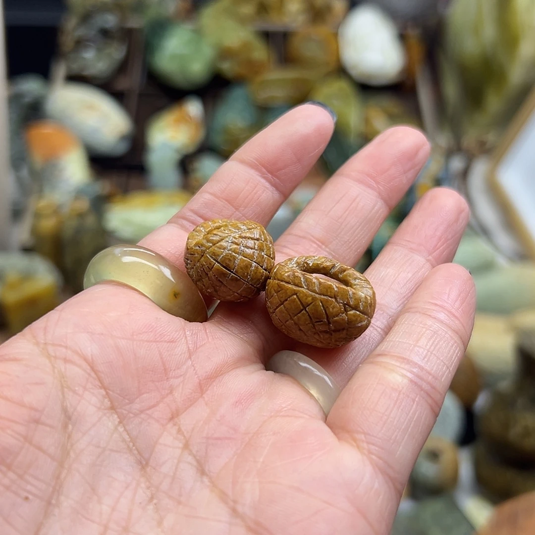 颈饰未镶嵌岫岩河磨玉（透闪石质玉）河磨玉两个一起