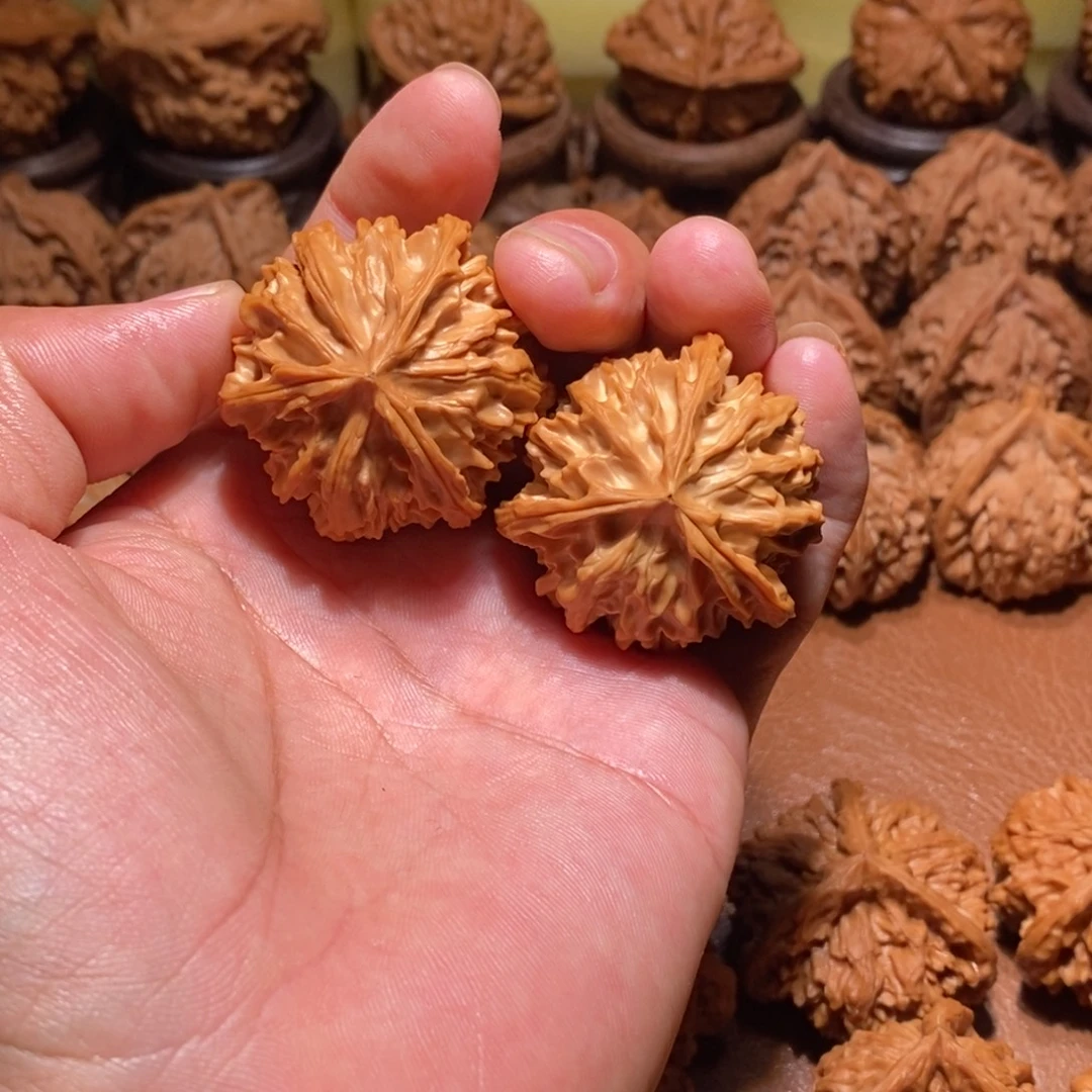 澳***熊文玩核桃手串岐山三棱文玩核桃手把件