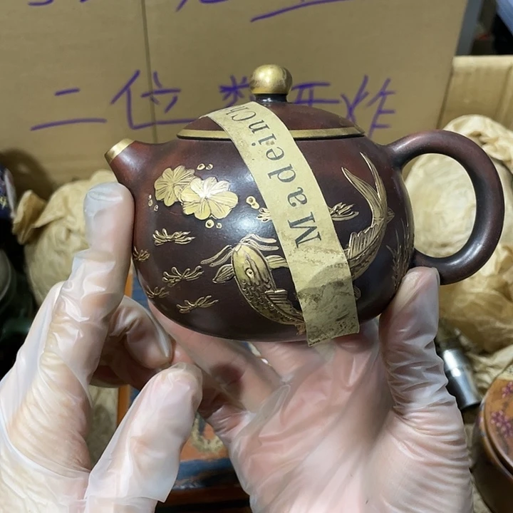 紫砂茶壶原矿泥料，手工制作的一把紫砂壶。