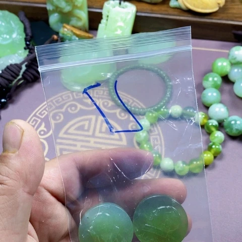 未镶嵌蛇纹石玉颈饰