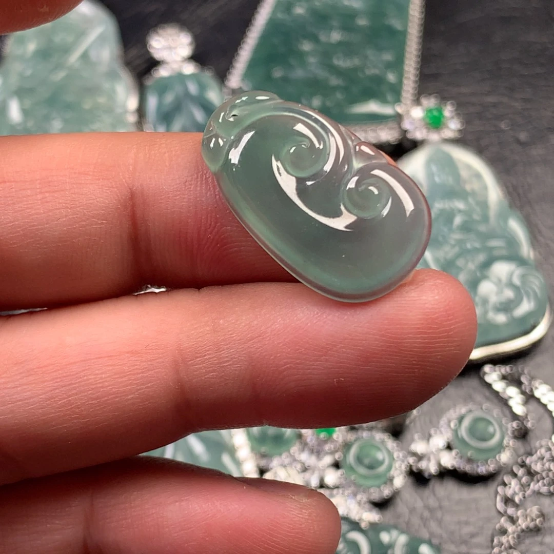 翡翠未镶嵌颈饰打孔没绳