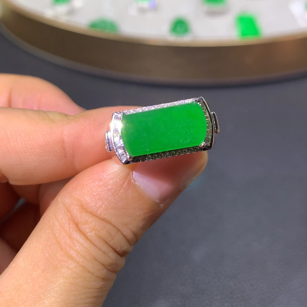 翡翠戒指18K金镶嵌翡翠